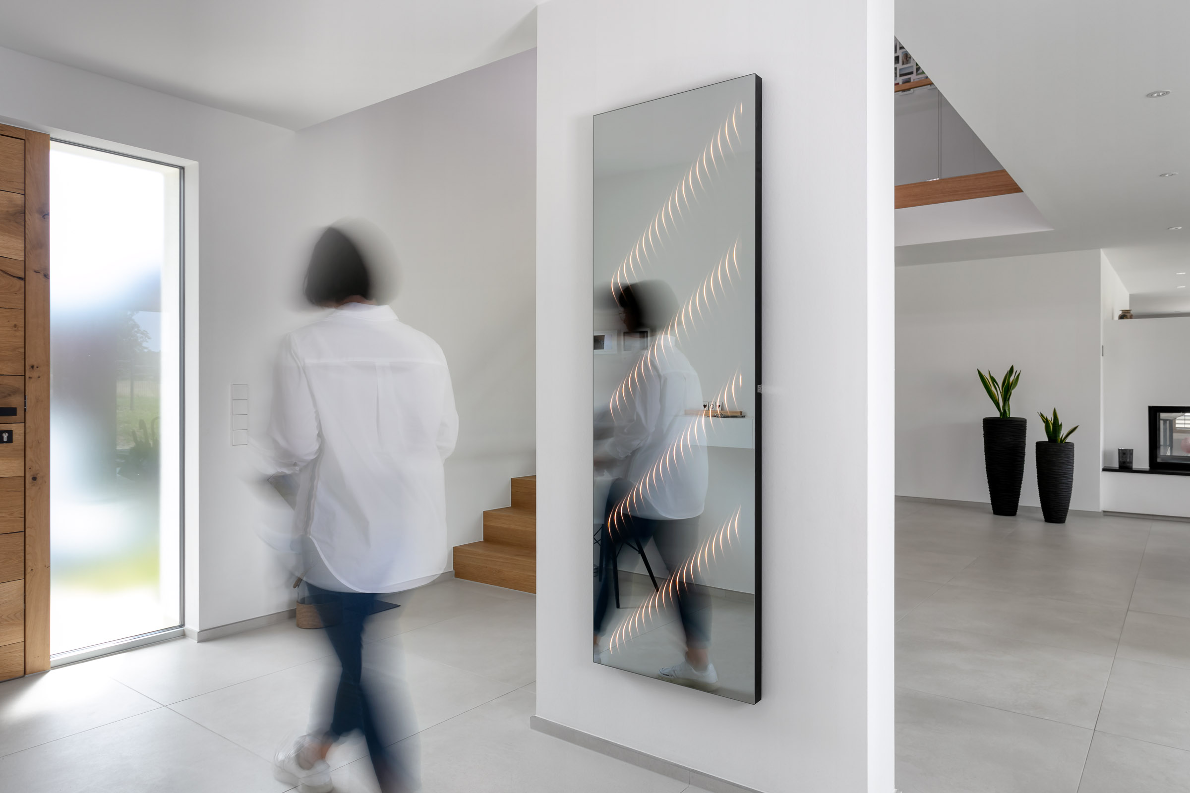 Ambiloom® Mirror 1700 ist ein moderner Ganzkörperspiegel mit ambienter Beleuchtung.