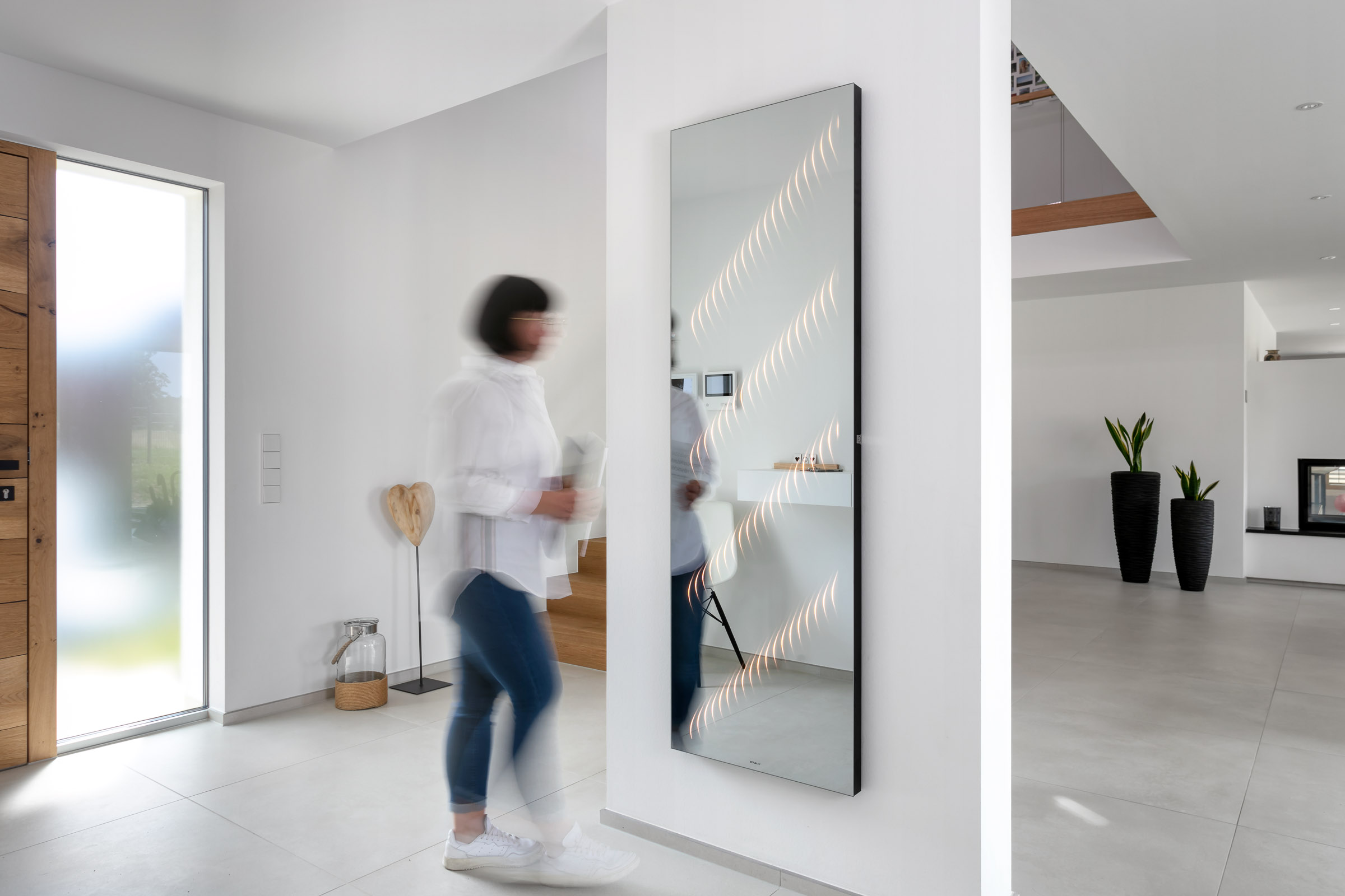 Ambiloom® Mirror 1700 ist ein moderner Ganzkörperspiegel mit ambienter Beleuchtung.